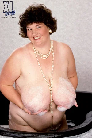 Very Fat Woman Masturbates Her Fatty Pussy — photo 57
