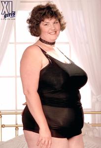 Очень толстая баба сама себе дрочит жирную вагину - фото #74