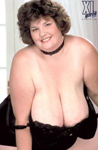 Очень толстая баба сама себе дрочит жирную вагину - фото #76