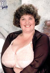 Очень толстая баба сама себе дрочит жирную вагину - фото #82