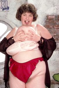 Очень толстая баба сама себе дрочит жирную вагину - фото #83