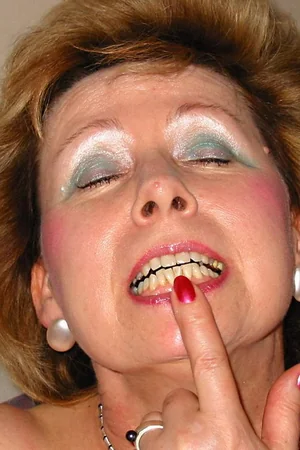femme d'affaires seule en bas se touche la chatte — photo 10