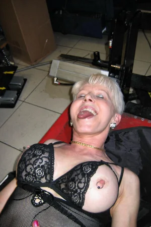 vieja prostituta en medias le hace una mamada a joven cliente — foto 13