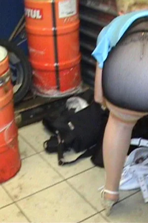 vieja prostituta en medias le hace una mamada a joven cliente — foto 29