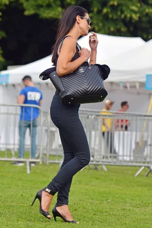 fotos da bela Kirsty Gallacher de biquíni e roupas justas — foto 54