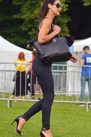 fotos da bela Kirsty Gallacher de biquíni e roupas justas — foto 55