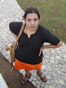 Индианка с волосатым лобком показывает обнаженку перед камерой - фото #8