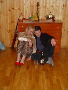 Русский пацан на квартире трахает глотку и писю пьяной шалаве - фото #1