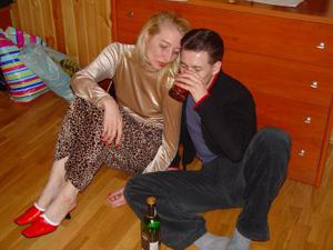 Русский пацан на квартире трахает глотку и писю пьяной шалаве - фото #3
