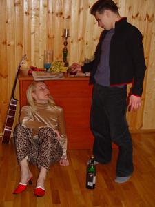 Русский пацан на квартире трахает глотку и писю пьяной шалаве - фото #5