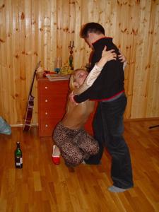 Русский пацан на квартире трахает глотку и писю пьяной шалаве - фото #6