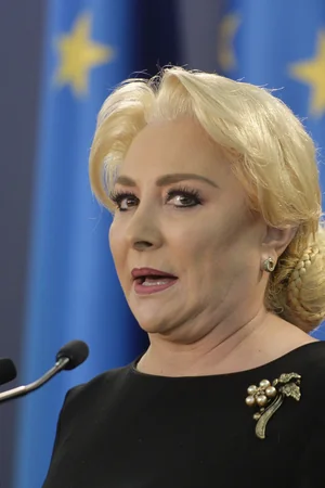 Troia formosa in calze mostra clitoride e labbra — foto 22