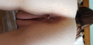 Развратная девка показывает очко, клитор и половые губы - фото #4