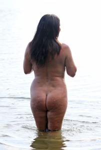 Полная женщина с широкой жопой позирует без купальника на берегу озера - фото #2
