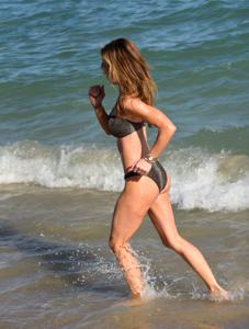 Стройная элитная красавица Melanie Marden позирует в откроенном бикини на пляже - фото #10