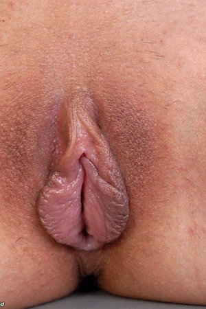 Asiatique nue aux seins en silicone se caressant le clitoris — photo 18
