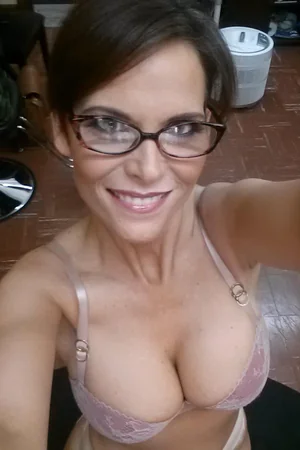 Selfies da safada peitudona Syren de Mer sem sutiã — foto 13