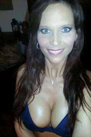 Selfies da safada peitudona Syren de Mer sem sutiã — foto 16