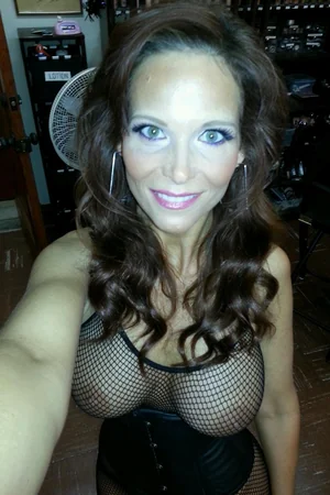 Selfies da safada peitudona Syren de Mer sem sutiã — foto 26