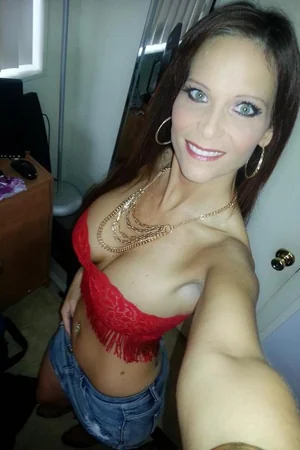 Selfies da safada peitudona Syren de Mer sem sutiã — foto 28