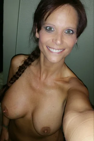 Selfies da safada peitudona Syren de Mer sem sutiã — foto 50