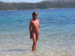 Откровенные снимки красивой итальянки в купальнике и без на пляже - фото #19
