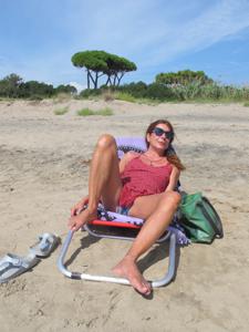 Откровенные снимки красивой итальянки в купальнике и без на пляже - фото #24