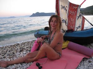 Откровенные снимки красивой итальянки в купальнике и без на пляже - фото #34