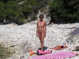 Откровенные снимки красивой итальянки в купальнике и без на пляже - фото #39