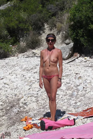 Explicit Pictures of Beautiful Italian Girl in Swimsuit and Nude on Beach — photo 39