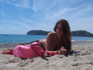 Откровенные снимки красивой итальянки в купальнике и без на пляже - фото #43