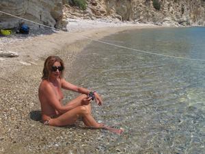 Откровенные снимки красивой итальянки в купальнике и без на пляже - фото #5