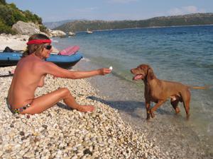Откровенные снимки красивой итальянки в купальнике и без на пляже - фото #9