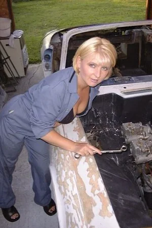 Blonde mûre au physique agréable posant nue — photo 2
