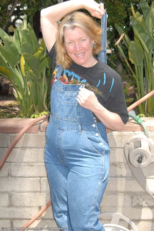 Mamie de 60 ans montrant ses seins et sa chatte nue — photo 2