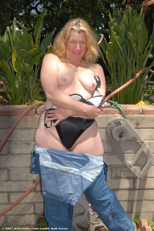 Mamie de 60 ans montrant ses seins et sa chatte nue — photo 20