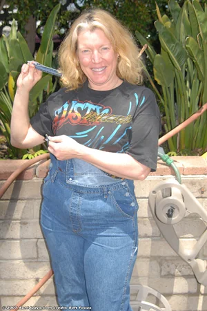 Mamie de 60 ans montrant ses seins et sa chatte nue — photo 3