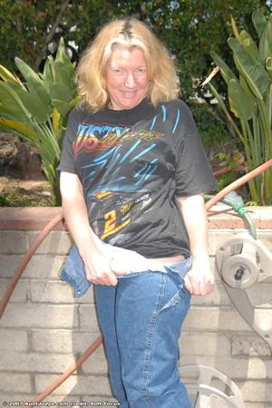 Mamie de 60 ans montrant ses seins et sa chatte nue — photo 6