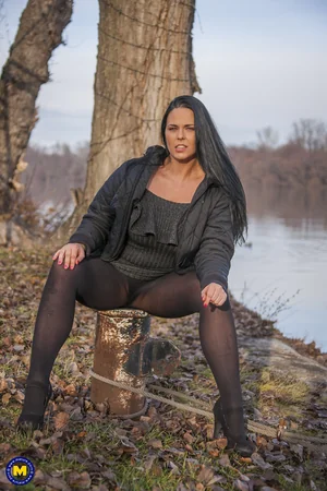 Femme chaude de 40 ans montrant sa chatte poilue à la caméra — photo 45