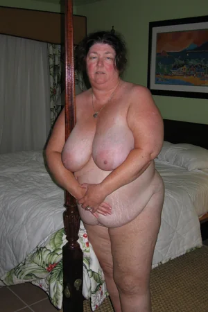 Pictures of Pregnant and Very Chubby Chicks Barefoot and Nude — photo 34