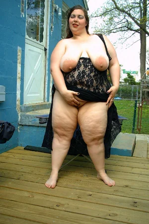 Pictures of Pregnant and Very Chubby Chicks Barefoot and Nude — photo 5