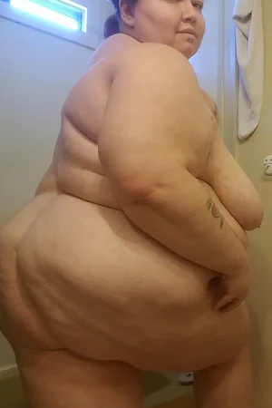 Pictures of Pregnant and Very Chubby Chicks Barefoot and Nude — photo 72
