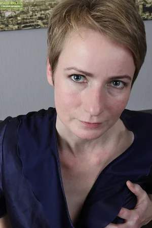 Femme se baisant le cul avec un doigt et suçant une bite — photo 17