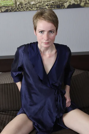 Femme se baisant le cul avec un doigt et suçant une bite — photo 18