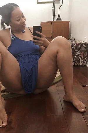 Érotisme de milf noire aux formes généreuses — photo 1