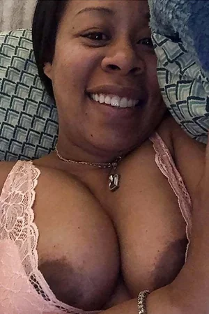 Érotisme de milf noire aux formes généreuses — photo 2