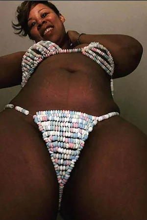 Érotisme de milf noire aux formes généreuses — photo 27