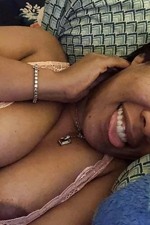 Érotisme de milf noire aux formes généreuses — photo 3
