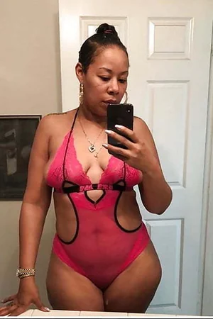 Érotisme de milf noire aux formes généreuses — photo 30