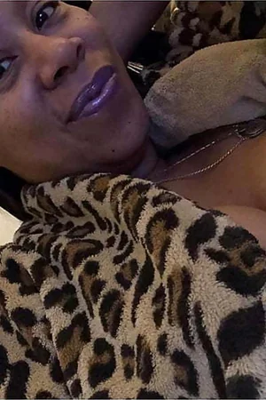Érotisme de milf noire aux formes généreuses — photo 38